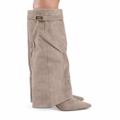 LV Boots su sfondo bianco